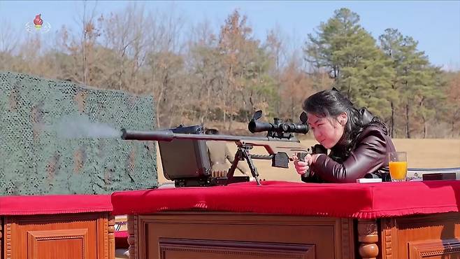 김정은 북한 국무위원장의 딸 주애가 지난 2월 말 야외 사격장에서 저격소총을 조준 사격하는 모습. 조선중앙TV 캡처, 연합뉴스