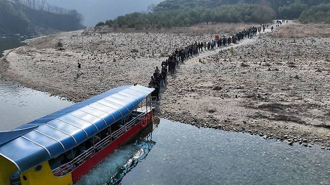 영화 ‘왕과 사는 남자’의 역사적 배경이 된 강원도 영월군 청령포에서 관람객들이 배를 타기 위해 줄을 서고 있다. 김종호 기자