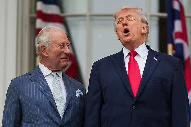 현지시간 28일 도널드 트럼프 미국 대통령이 미국을 국빈방문한 찰스 3세 영국 국왕의 환영 행사에 참석해 찰스 3세와 대화를 나누고 있다. AP=연합뉴스