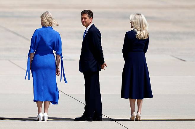 크리스천 터너 주미 영국대사(가운데)가 27일(현지시간) 미국 메릴랜드주 앤드루스 합동기지에서 찰스 3세 영국 국왕 부부의 도착을 기다리고 있다. EPA=연합뉴스