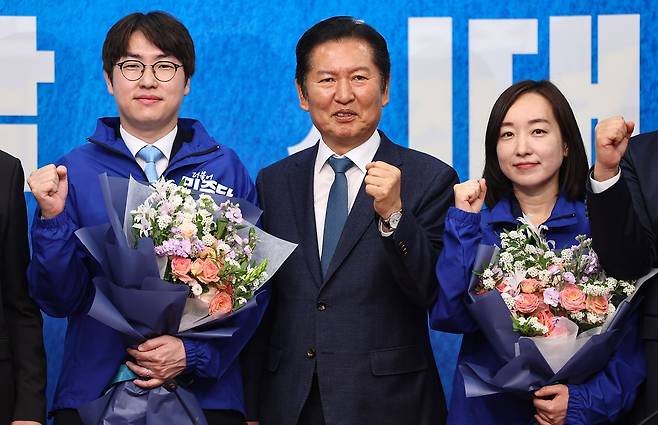 정청래 더불어민주당 대표가 29일 서울 여의도 국회에서 열린 더불어민주당 인재영입식에서 하정우 전 청와대 AI미래기획수석, 전은수 전 청와대 대변인과 기념촬영을 하고 있다. 뉴스1