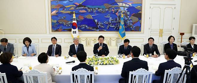 이재명 대통령이 29일 청와대 본관에서 열린 비교섭단체 및 무소속 국회의원 초청 오찬간담회에서 발언하고 있다. 이날 간담회에는 조국혁신당, 진보당, 개혁신당, 기본소득당, 사회민주당 등 비교섭단체 5개 당과 무소속 의원 등 총 21명이 참석했다. 청와대사진기자단