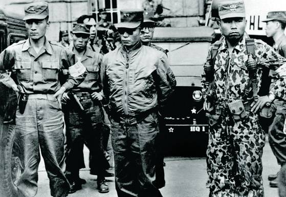 5.16 군사정변 직후의 박정희(가운데)와 박종규(맨 왼쪽), 차지철(오른쪽). 박종규와 차지철은 뒷날 모두 청와대 경호실장이 돼 무소불위의 권력을 휘두른다.