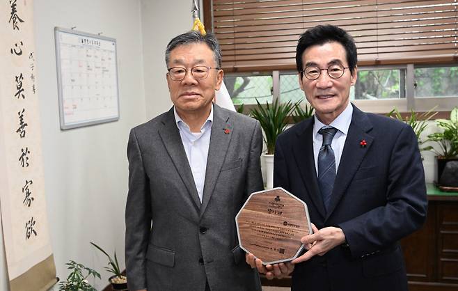 ▲ 유계식 강원사회복지공동모금회장이 28일 본사를 방문해 김중석 강원도민일보 회장에게 감사패를 전달했다.  서영 기자