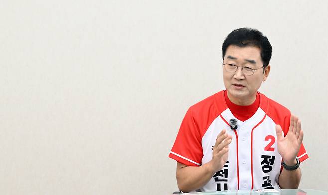 ▲ 정광열 국민의힘 춘천시장 예비후보가 28일 강원도민일보 스튜디오에서 열린  ‘6·3 지방선거 직격인터뷰’에서 “4년 임기 내 5000억 규모 펀드를 만들겠다”고 밝혔다.  서영 기자