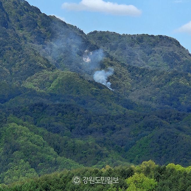 ▲ 29일 오후 2시45분쯤 홍천군 내촌면 도관리 산247번지 국유림 일대서 산불이 발생해 산림당국이 진화작업을 벌이고 있다.