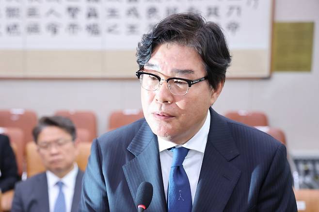 김성태 전 쌍방울 회장이 28일 서울 여의도 국회 윤석열정권정치검찰조작기소의혹사건진상규명국정조사특별위원회에서 열린 윤석열 정권 정치검찰 조작기소 의혹 사건 종합 청문회에서 의원 질의에 답변하고 있다. 사진=뉴스1