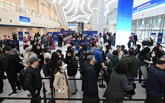 제57기 삼성전자 정기주주총회에서 주주들이 입장하기 위해 길게 줄 서 있다. /사진=문경덕 기자