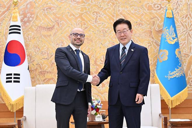 이재명 대통령이 27일 오후 청와대 집무실에서 데미스 하사비스 구글 딥마인드 공동창업자 겸 최고경영자(CEO)와 기념사진을 찍고 있다. / 사진=청와대사진기자단