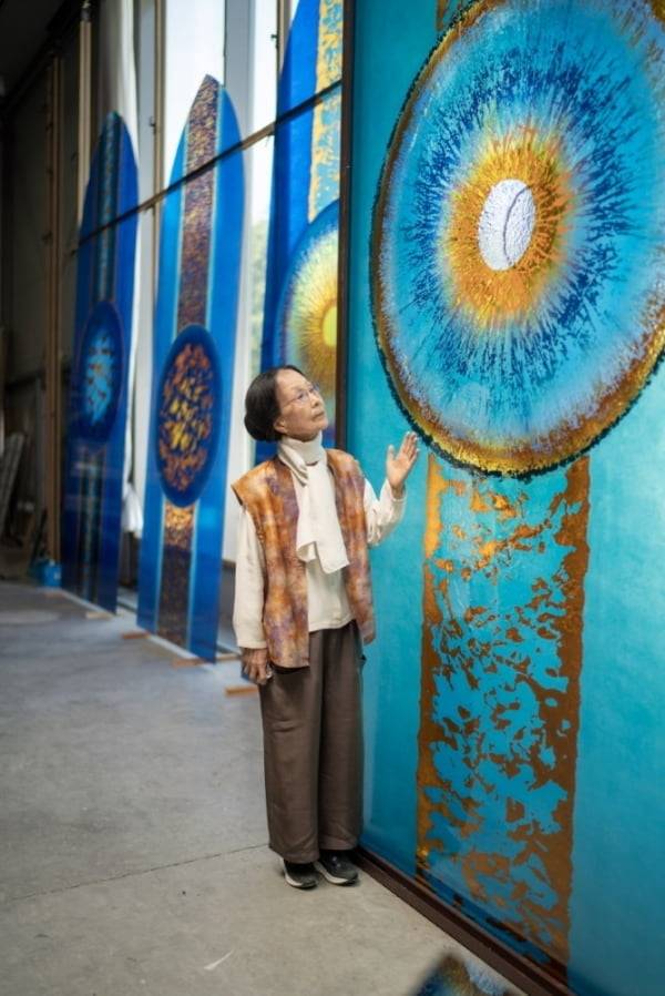 샤르트르 대성당에 설치될 스테인드 글라스 앞에 서있는 방혜자 화백 © DRAC CVL et atelier Glasmalerei Peters.