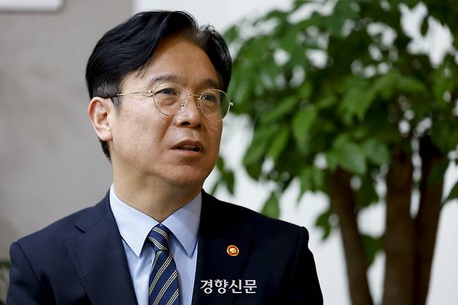 김영훈 고용노동부 장관이 지난 24일 서울 중구 서울지방고용노동청 회의실에서 경향신문과 인터뷰하고 있다. 지난해 대통령 주재 국무회의에서 산업재해 근절에 “직을 걸겠다”고 한 김 장관은 대형 폭발, 끼임, 떨어짐 등에 의한 노동자 사망 사고가 끊이지 않는 것과 관련, “겉으로 드러난 현상 너머의 진짜 원인과 기업의 지배구조까지 깊이 파고들어야만 참사의 반복을 막을 수 있다”고 말했다.  문재원 기자