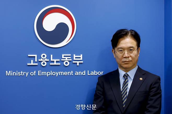 김영훈 고용노동부 장관이 지난 24일 서울 고용노동청에서 진행된 경향신문과 인터뷰에 앞서 사진촬영을 하고 있다. 문재원 기자
