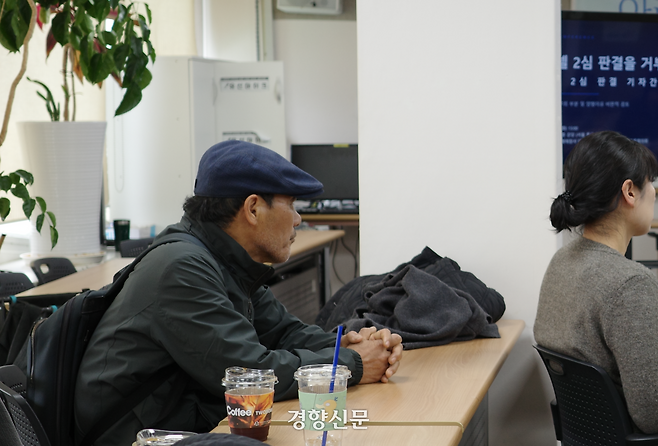 산재 노동자 사망 추모의 날을 맞은 28일 산재 유가족 이용관씨(70)가 아리셀 참사 2심 판결 규탄 기자간담회에 참여하고 있다. 우혜림 기자