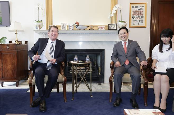 미국을 방문 중인 국민의힘 장동혁 대표가 지난 15일(현지시간) 워싱턴DC에서 빌 해거티 미 상원의원과 면담하고 있다. 국민의힘 제공