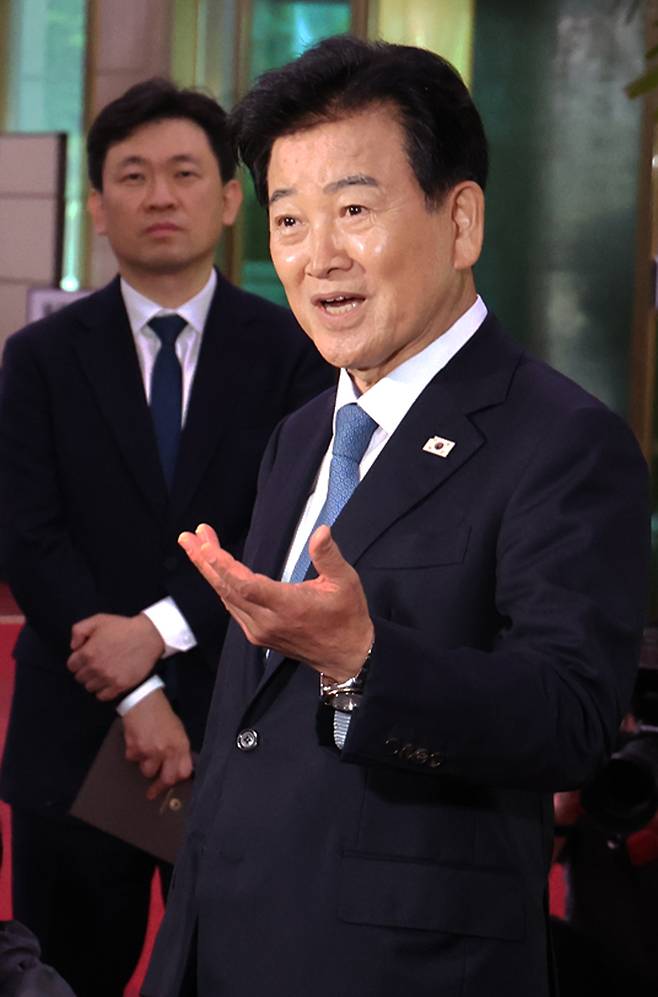 정동영 통일부 장관이 지난 20일 오후 외부 일정을 마친 뒤 서울 광화문 정부서울청사에 도착, 미국과 정보공유가 일부 제한된 것과 관련 입장을 밝히고 있다. 연합뉴스