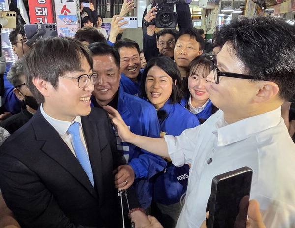 ６·3 지방선거와 함께 치러지는 부산 북갑 보궐선거에 출마하는 하정우 전 청와대 AI 수석과 한동훈 전 국민의힘 대표가 29일 오후 부산 북구 구포시장에서 유세를 펼치던 중 만나 인사하고 있다. 연합뉴스