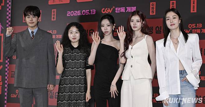 배우 유선호(왼쪽부터), 이화원, 이여름, 홍예지, 한선화가 29일 서울 용산구 CGV아이파크몰에서 열린 영화 ‘교생실습’ 언론배급시사회에 참석해 포즈를 취하고 있다.