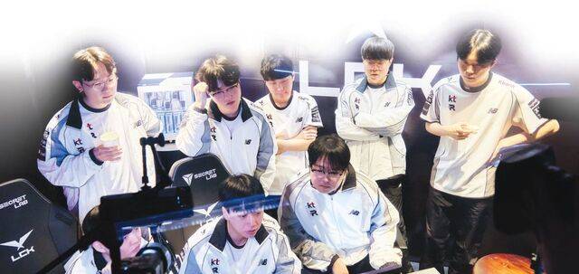 2026 LCK 정규 시즌에서 8승 0패로 단독 선두를 달리고 있는 KT 롤스터 선수단. 고동빈(앞줄 가운데) 감독이 선수들에게 작전을 지시하고 있다. LCK 제공