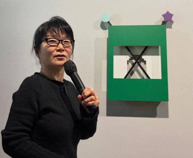 액자형 부조 작품을 설명하는 홍승혜 작가.
