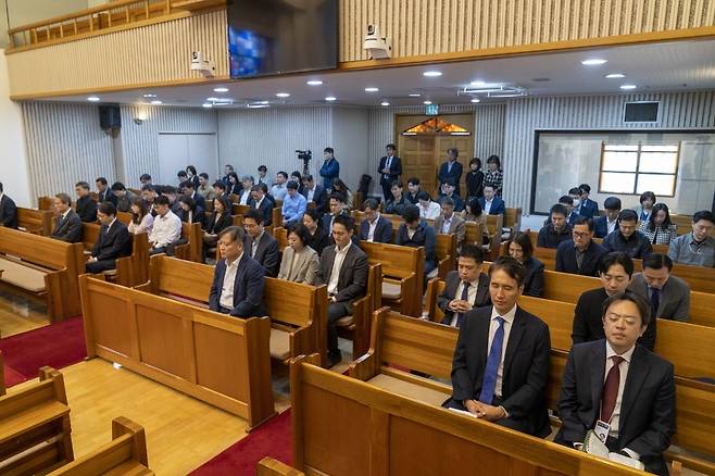 청신회 출범예배 참석자들이 29일 서울 종로구 삼청로 삼청교회 예배당에서 눈을 감고 기도하고 있다. 교계사진기자단