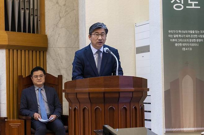 이철 목사가 이날 ‘곧 이때라’는 제목으로 설교하고 있다. 아래 사진은 청신회 회장을 맡은 류덕현 대통령실 재정기획보좌관이 인사말하는 모습. 교계사진기자단