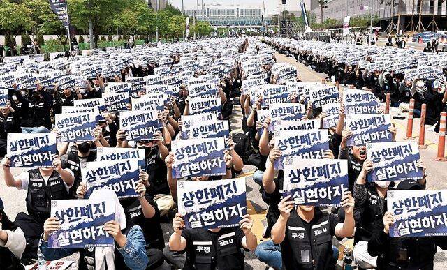 삼성전자노동조합 공동투쟁본부가 지난 23일 삼성전자 경기도 평택사업장에서 개최한 ‘4·23 투쟁 결의대회’에서 노조원들이 ‘상한 폐지 실현하자’는 문구가 적힌 피켓을 들고 구호를 외치고 있다. 평택=최현규 기자