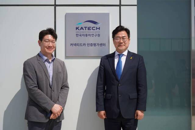 최근 더불어민주당 인천시장 후보인 박찬대 국회의원(연수갑)이 청라국제도시 커넥티드카 인증센터를 방문해 기념촬영하고 있다. 박 의원실 제공