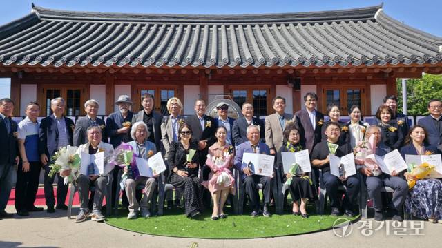 지난 25일 팔달문화센터 야외공연장에서 열린 수원예총 창립 60주년 기념식에서 9개 부문 은공상 수상자 및 시지부 회장과 주요 참석자들이 기념촬영을 하고 있다. 이나경기자