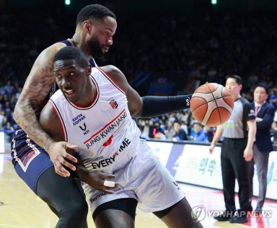 정관장 조니 오브라이언트가 골 밑으로 파고들고 있다. 사진=연합뉴스