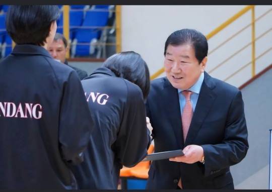 박소흠 한국중고농구연맹 회장이 선수들에게 격려금을 전달하고 있다. [한국중고농구연맹 제공]