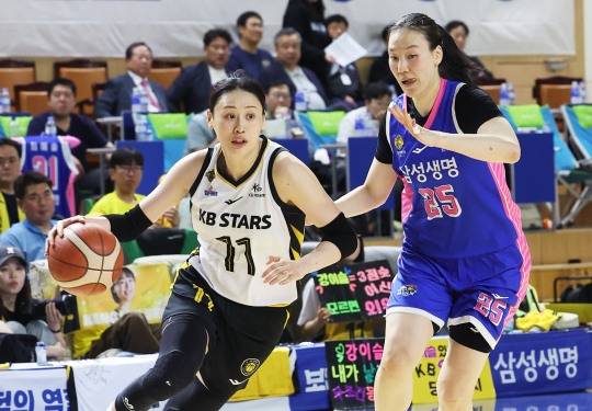 돌파하는 강이슬. / 사진=연합뉴스