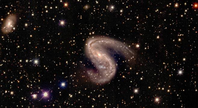 지구로부터 약 5000만 광년 떨어져있는 나선은하 NGC2442의 모습. KS4의 높은 해상도 덕분에 비대칭적으로 휘어진 나선팔 구조와 성간 기체 암흑대 분포의 모습을 생생하게 확인할 수 있다. [장서원/정만근(서울대)]