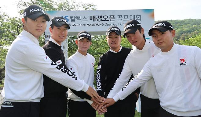 제45회 GS칼텍스 매경오픈에서의 선전을 다짐하며 의지를 다지고 있는 국가대표 김민수와 안해천, 박건웅, 유민혁, 손제이, 강승구 선수(왼쪽부터).  이승환 기자