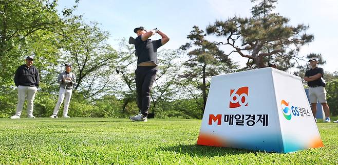 제45회 GS칼텍스 매경오픈 개막을 하루 앞둔 29일 경기 성남 남서울CC에서 진행된 연습라운드에서  미국프로골프(PGA)투어 출신으로 현재 LIV 골프 코리안골프클럽 멤버로 활약하는 뉴질랜드 교포 대니 리가 힘차게 드라이버샷을 하고 있다.  성남 이승환 기자