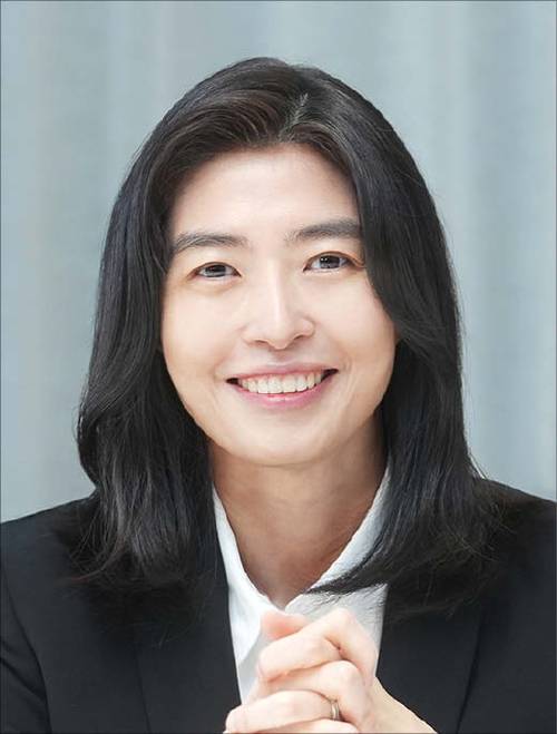 1975년생/ 연세대 불어불문학과·경영학과/ 연세대 경영학과 마케팅 석사/ 미시간대 MBA/ 2000년 보스턴컨설팅그룹 컨설턴트/ 2007년 eBay APAC HQ 전략매니저/ 2010년 네이버 수석부장/ 2014년 카카오벤처스 상무/ 2018년 카카오벤처스 대표이사/ 2024년 카카오 대표이사(현)