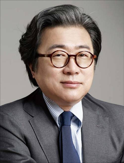 1958년생/ 미국 대처고/ 서던캘리포니아대 경제학과/ 스위스 IMD대 대학원 경영학 석사/ 1983년 대한항공 구주지역본부 차장/ 1991년 한진투자증권 상무/ 1999년 한진투자증권 대표이사 부회장/ 2003년 메리츠증권 대표이사 회장/ 2011년 메리츠금융그룹 회장(현)