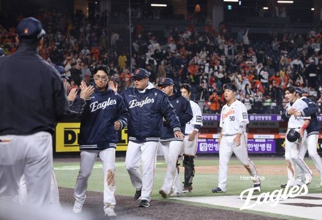 28일 승리한 한화 선수들이 기쁨을 나누고 있다. 사진=한화 제공