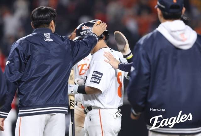 노시환이 28일 SSG전에서 끝내기 밀어내기 볼넷을 얻어낸 뒤 기뻐하고 있다. 사진=한화 제공