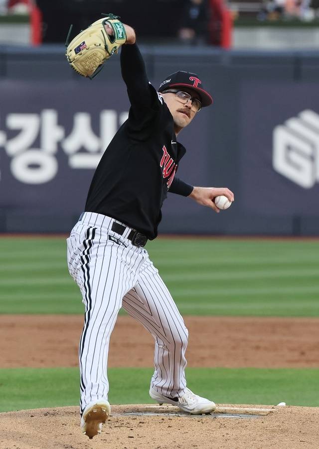 28일 경기도 수원케이티위즈파크에서 열린 2026 KBO리그 프로야구 LG 트윈스와 kt wiz의 경기. 1회말 LG 선발투수 웰스가 역투하고 있다. 사진=연합뉴스