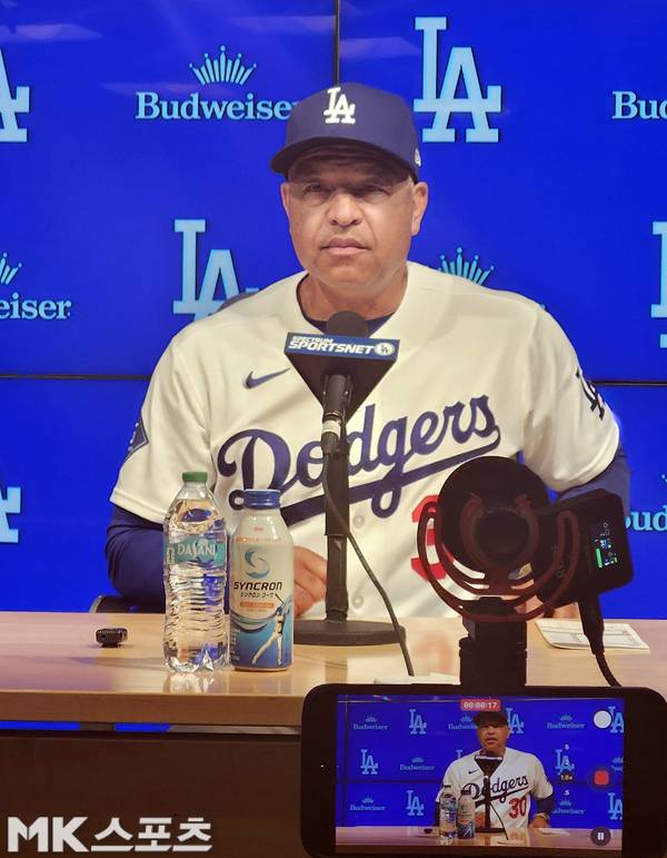 데이브 로버츠 감독이 경기 후 기자회견을 하고 있다. 사진(美 로스앤젤레스)= 김재호 특파원