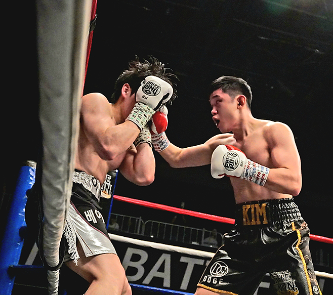 2026년 4월 서울특별시 강남구 섬유센터 이벤트홀 특설링 KBM 라이트헤비급 챔피언결정전 2라운드 이규현한테 다운을 뺏은 것에 만족하지 않고 승리를 확정 짓기 위해 몰아붙이는 김용욱. 사진=한국복싱커미션