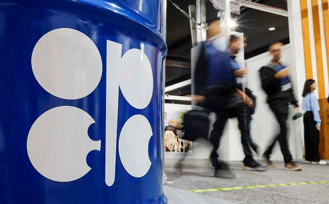 아랍에미리트(UAE)가 석유수출국기구(OPEC, 오펙) 탈퇴를 발표했다. 사진은 2024년 11월19일 아제르바이잔 바쿠에서 열린 제29차 유엔 기후변화협약 당사국총회에 설치된 OPEC 로고가 새겨진 석유통 조형물의 모습. /로이터=뉴스1