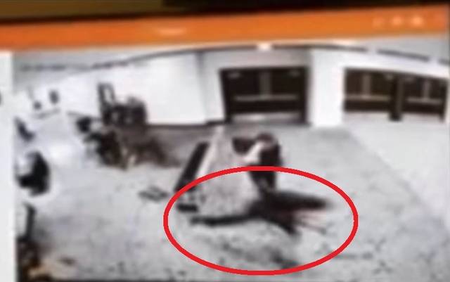 도널트 트럼프 미국 대통령이 25일(현지시간) 자신의 SNS에 올린 영상. 총격범이 보안검색대를 전력질주하고 있다. 트루스소셜 캡처