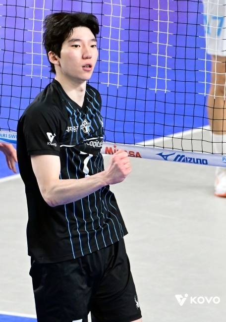 KOVO는 28일 서울 마포구 상암동 연맹 회의실에서 이사회를 열고 2027년 FA 계약부터 남자부 선수 보수 상한제를 시행하기로 결정했다. 사진은 현대캐피탈의 허수봉. KOVO 제공