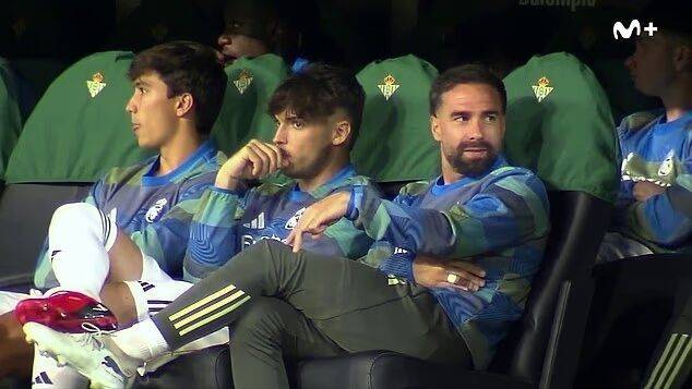 레알 마드리드 다니 카르바할(오른쪽)이 트렌트 알렉산더 아놀드의 수비 가담 속도를 지적하고 있다. /중계화면 캡처