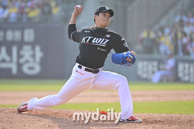 KT 박영현이 3월 28일 LG와의 개막전에서 역투하고 있다./한혁승 기자