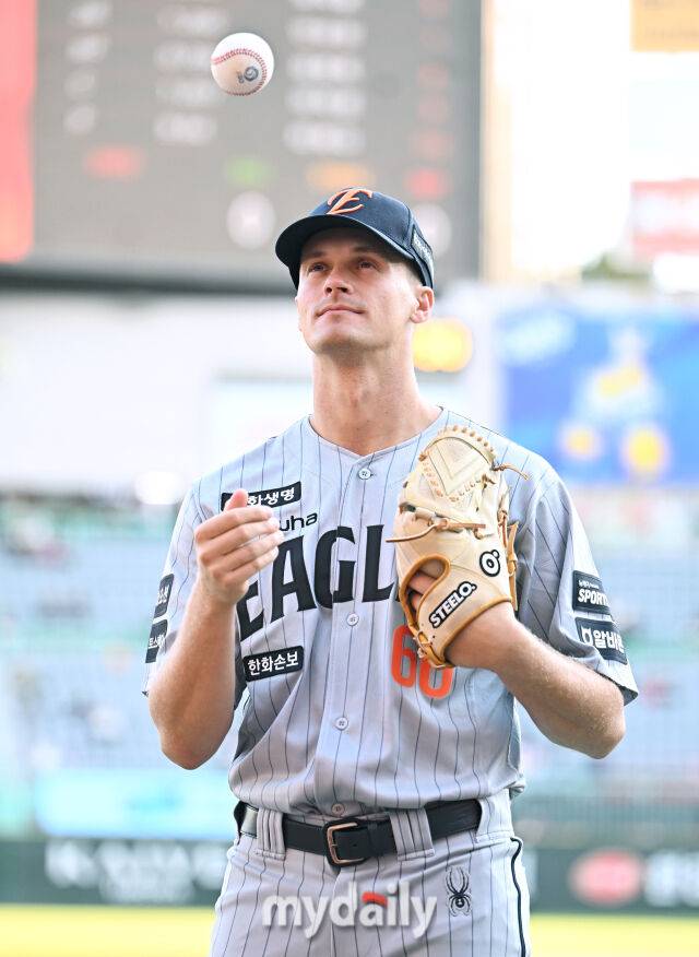 한화 잭 쿠싱이 7일 오후 인천 SSG랜더스필드에서 진행된 '2026 KBO리그 프로야구' SSG와 한화의 경기에 앞서 포토타임을 갖고 있다./마이데일리