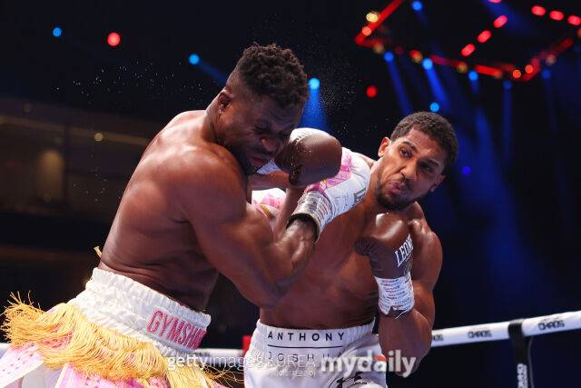 은가누(왼쪽)가 2023년 10월 29일 퓨리와 경기에서 펀치를 적중하고 있다. /게티이미지코리아