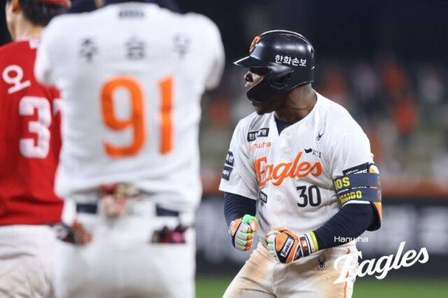 페라자가 28일 대전 SSG 랜더스전에서 극적인 동점타를 기록하며 팀 승리에 일조했다./한화 이글스