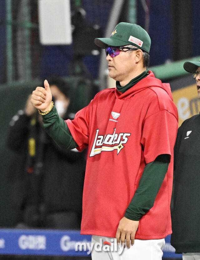 24일 오후 인천 SSG랜더스필드에서 진행된 '2026 프로야구 KBO리그' SSG랜더스와 KT위즈의 경기. SSG 이숭용 감독이 5-0으로 승리한 뒤 환호하고 있다./마이데일리